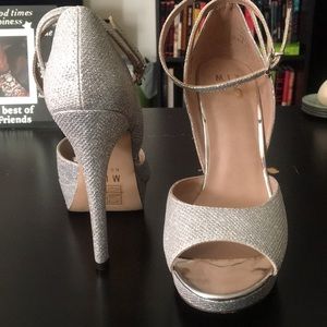 Silver platform peep toe pump